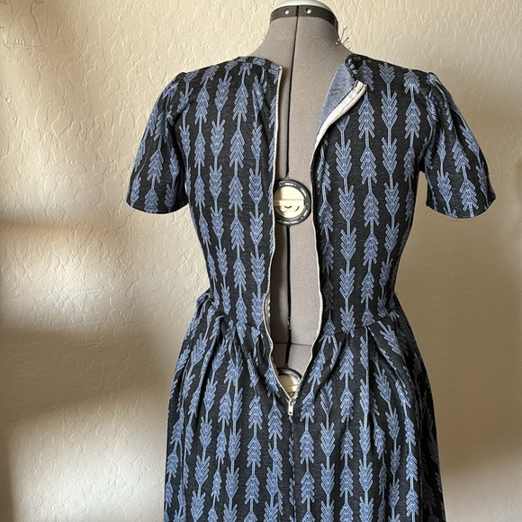 Blue and charcoal arrow/chevron print dress - Picture 8 of 10